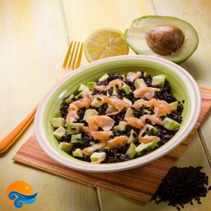 riso venere salmone affumicato e avocado