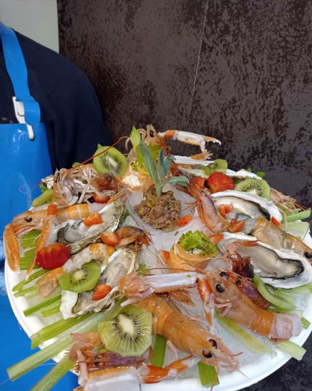 Piatto di crudi con ostriche e scampi