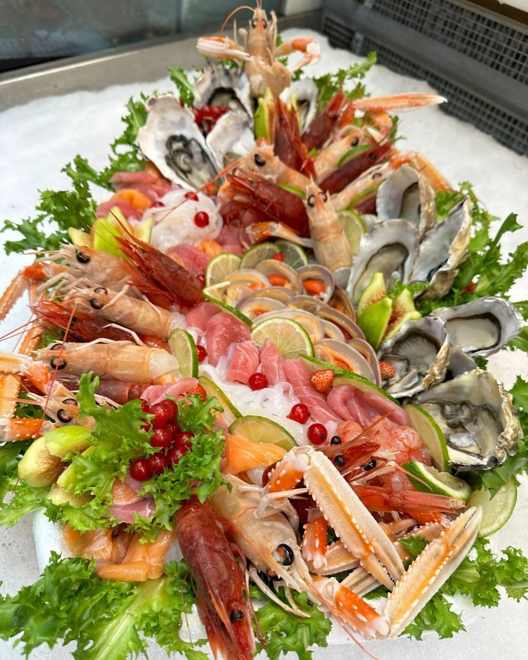 Composizione di crudi con ostriche, gamberi, scampi e carpacci